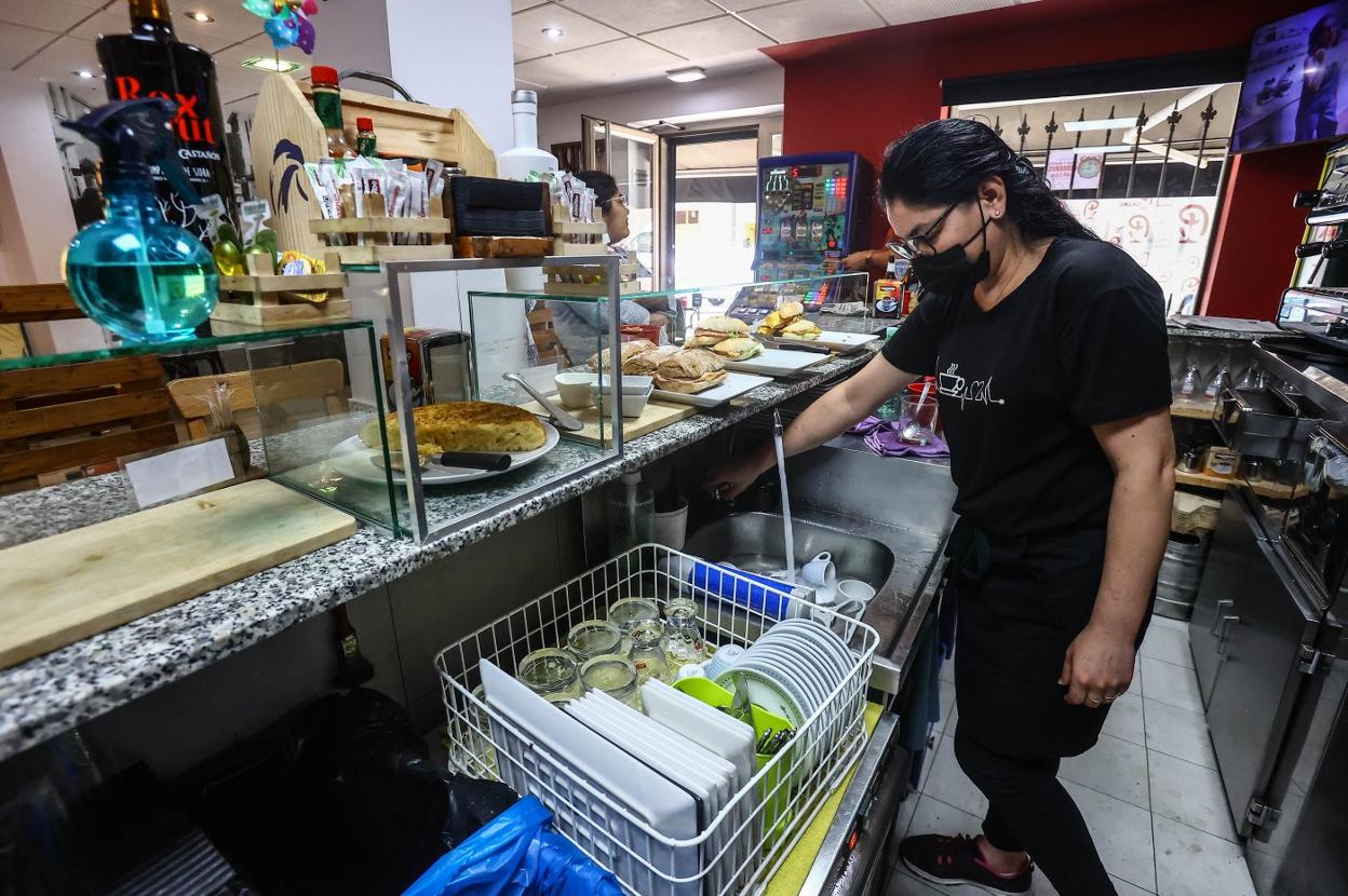 Lilian Rodríguez, de La Panera, muestra cómo ya sale agua del grifo para poder lavar los platos. 