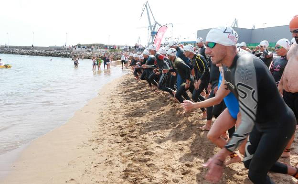 Instante de la salida de la prueba élite en la playa del Arbeyal. 