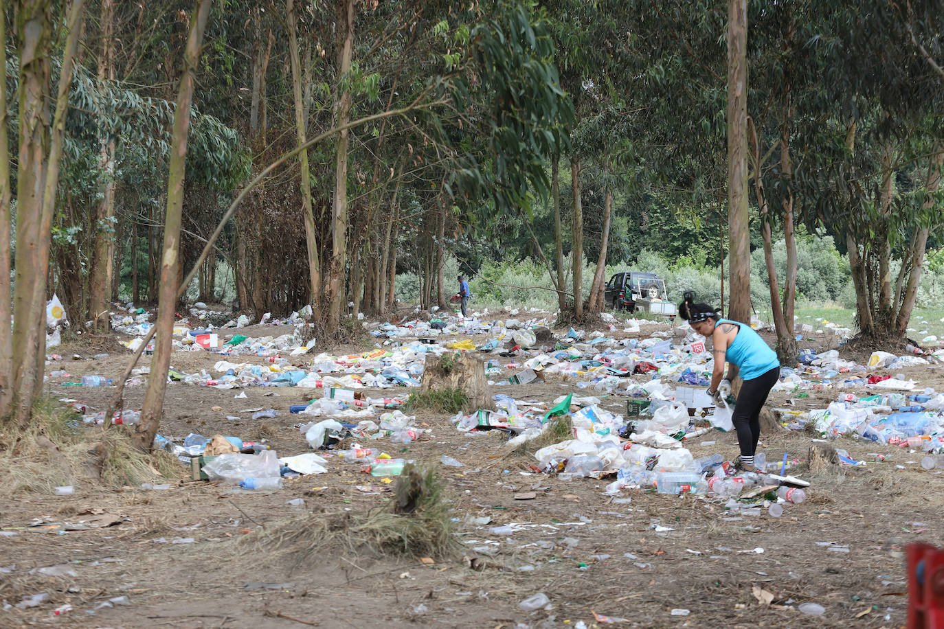 Fotos: El día después del Xiringüelu: &#039;tesoros&#039; para la estufa y 44 toneladas de basura