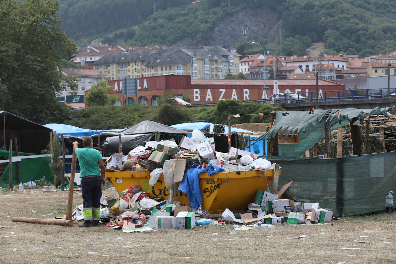 Fotos: El día después del Xiringüelu: &#039;tesoros&#039; para la estufa y 44 toneladas de basura