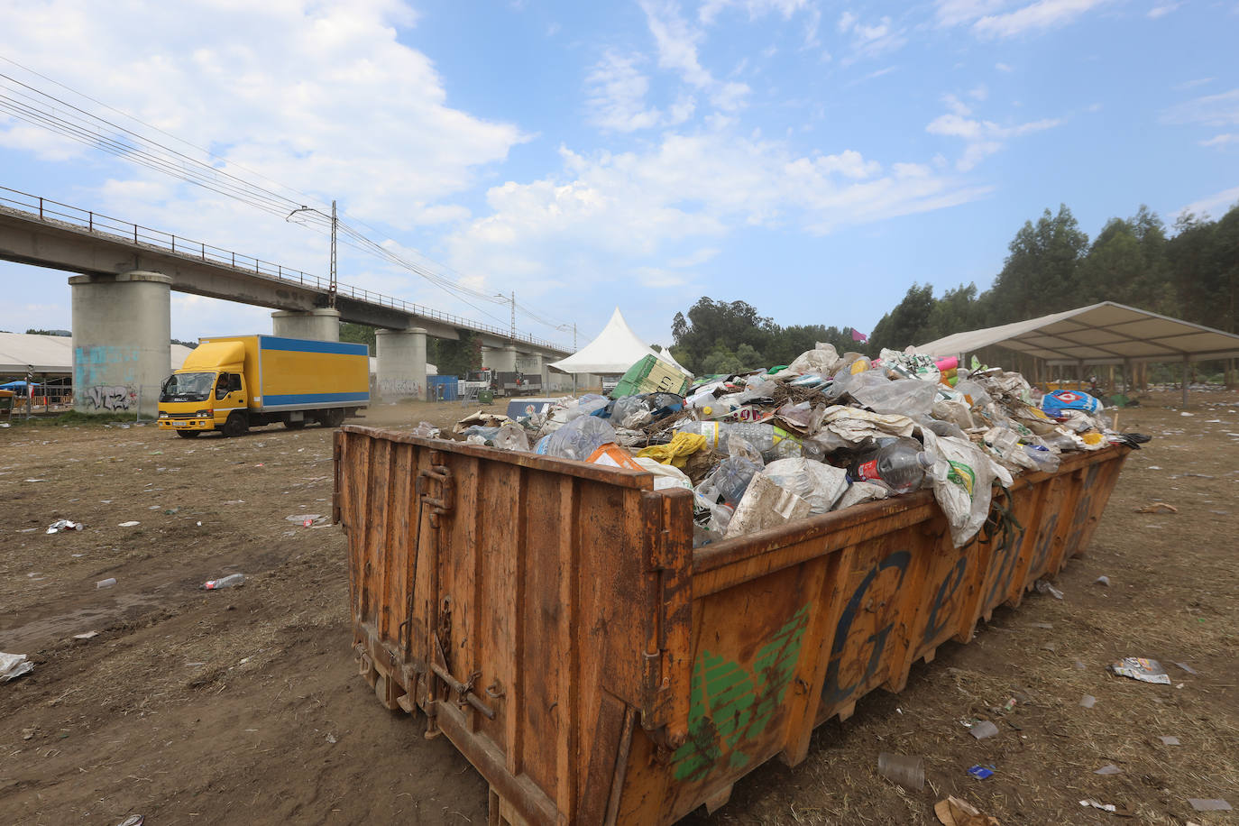 Fotos: El día después del Xiringüelu: &#039;tesoros&#039; para la estufa y 44 toneladas de basura