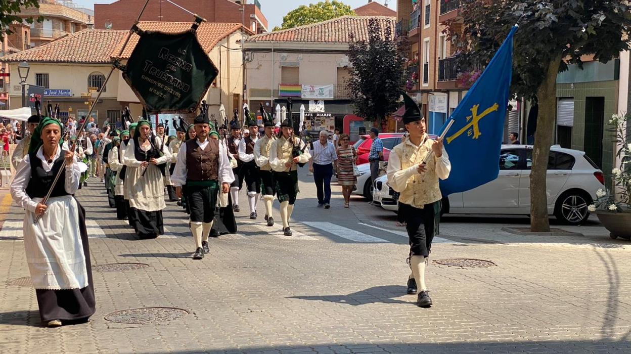 Pasacalles con la banda de gaitas naviega La Reina del Truébano y el Grupo de Danzas Coyanza. 