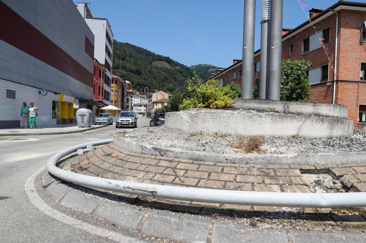 Glorieta, en pleno centro de Blimea, donde se produjo el accidente de moto. 