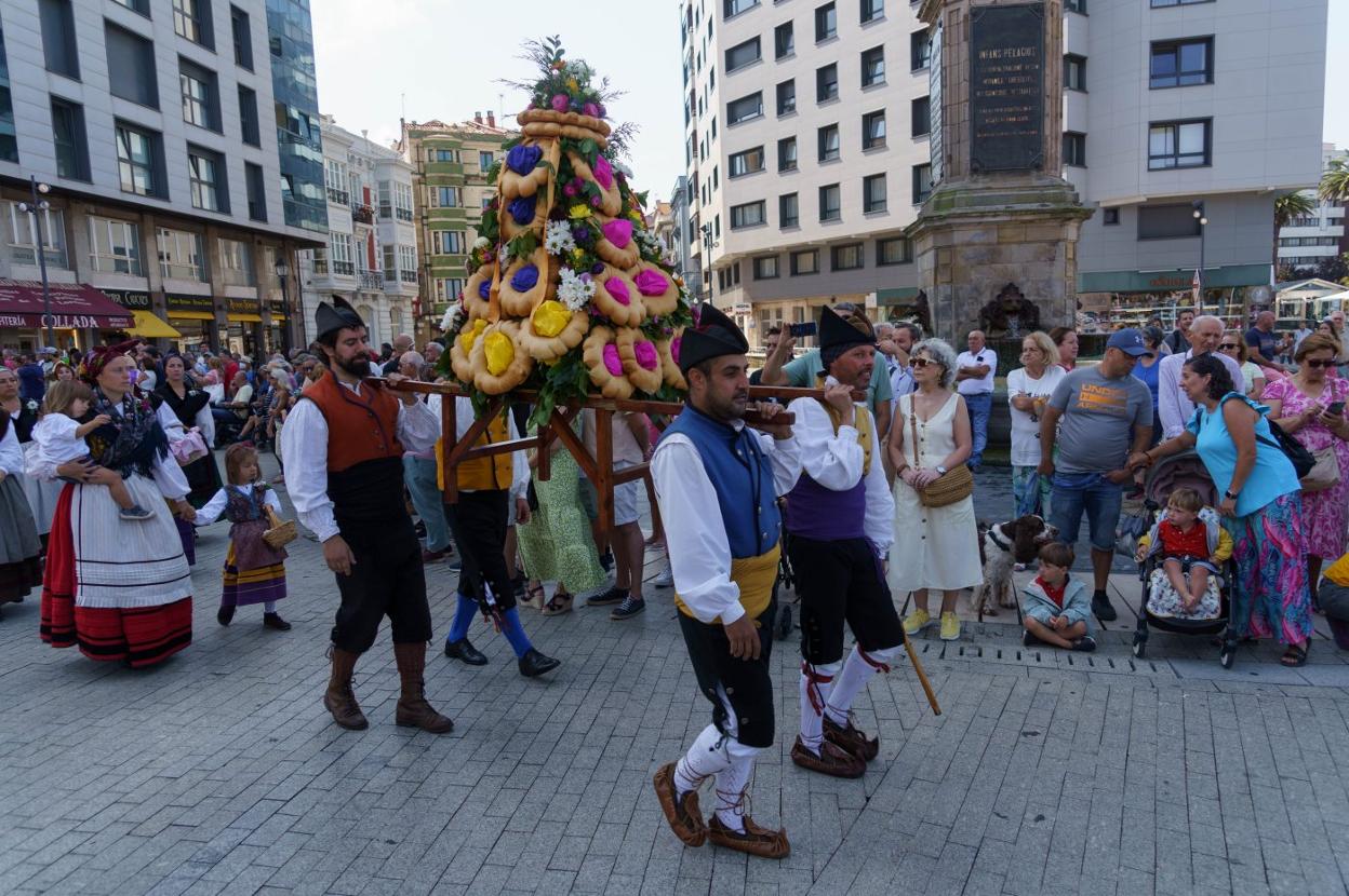 Los grupos folclóricos de Gijón desfilaron hasta el cerro de Santa Catalina portando, como es tradición, el bollo. 