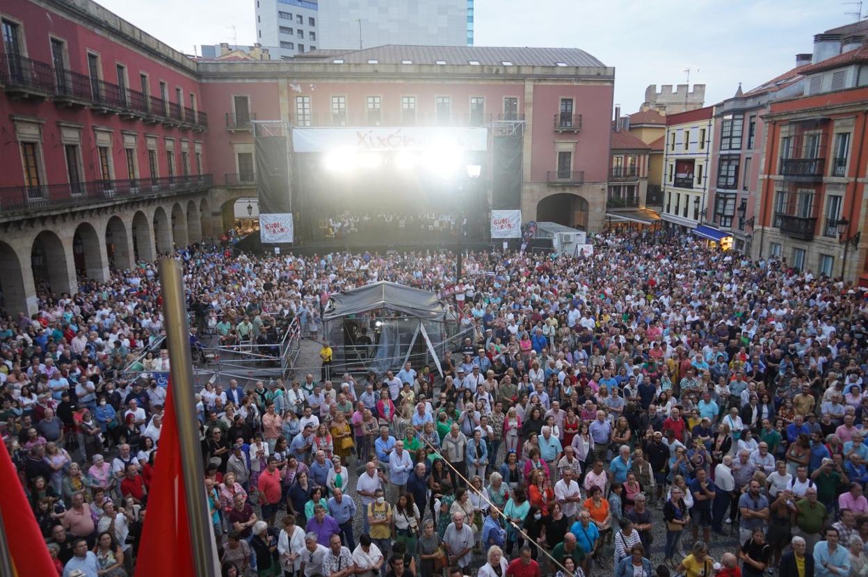 Aspecto que presentaba la plaza Mayor instantes antes de que Maxi Rodríguez pronunciara el pregón de la Semana Grande de la ciudad. 