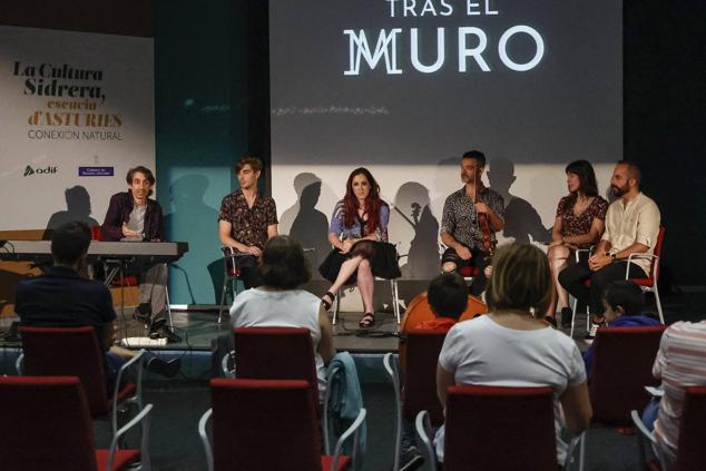 Entrega del 'Premiu al Meyor Cantar' al grupo 'Tras el Muro'