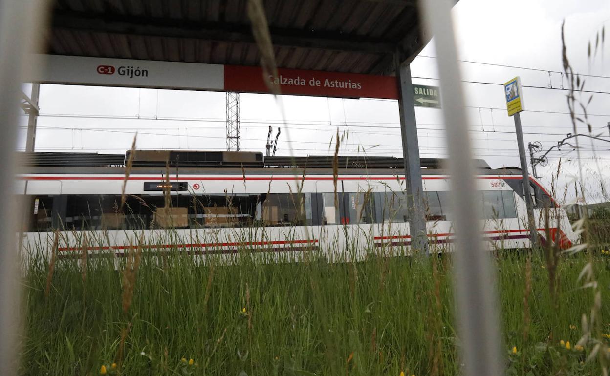 Un tren de Cercanías en el apeadero de La Cazada.