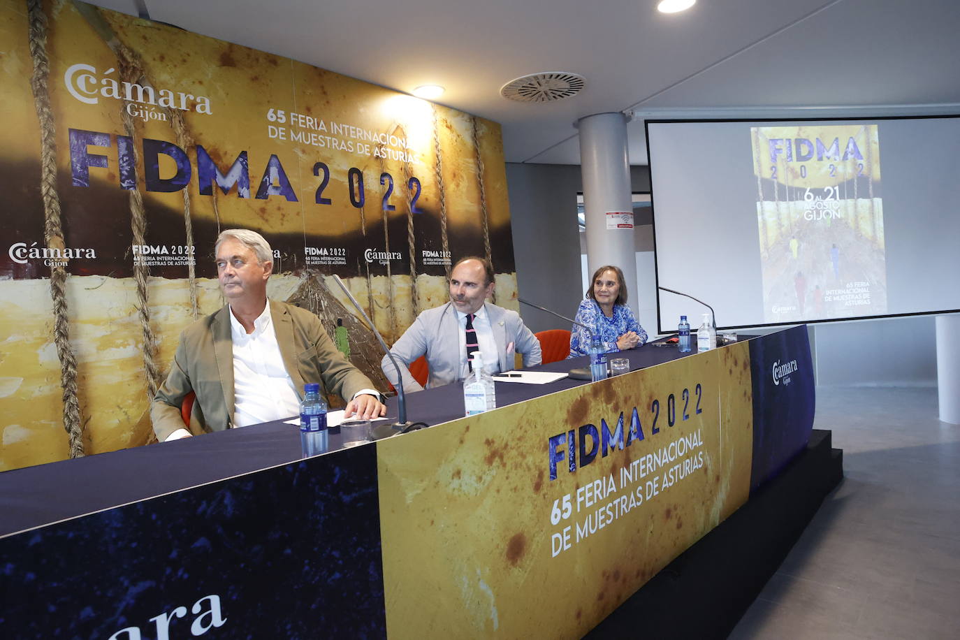 Silvino Urizar (Subdirector de la Caja Rural de Asturias), Ignacio Villaverde (Rector de la Universidad de Oviedo) y Mª Pilar García (Vicerrectora de la Universidad de Oviedo)