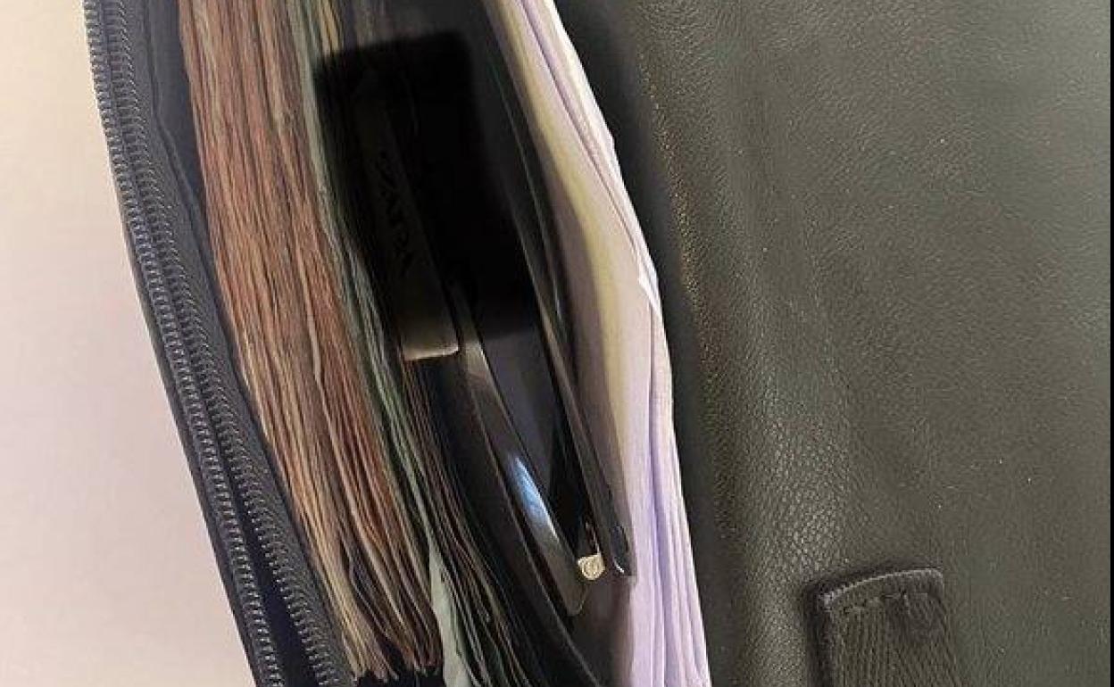 Imagen de la cartera devuelta a la Policía en Gijón compartida por los agentes en Twitter.
