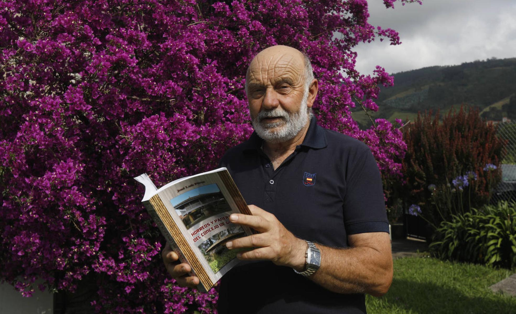 El autor. José Luis Pérez, con su libro, en Santurio. 