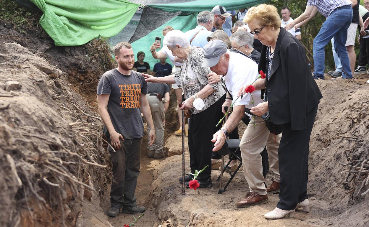 Algunos familiares de las víctimas del franquismo ya han visitado la fosa. 
