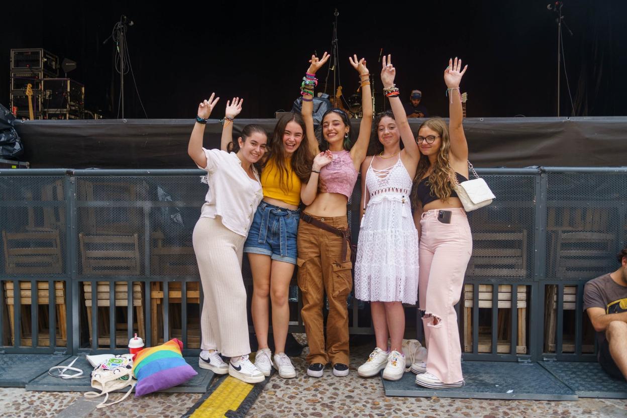 Cristina Suárez, María Alonso, Laura Infante, Ainara Argüelles y Paula Fernández, en la plaza Mayor. 