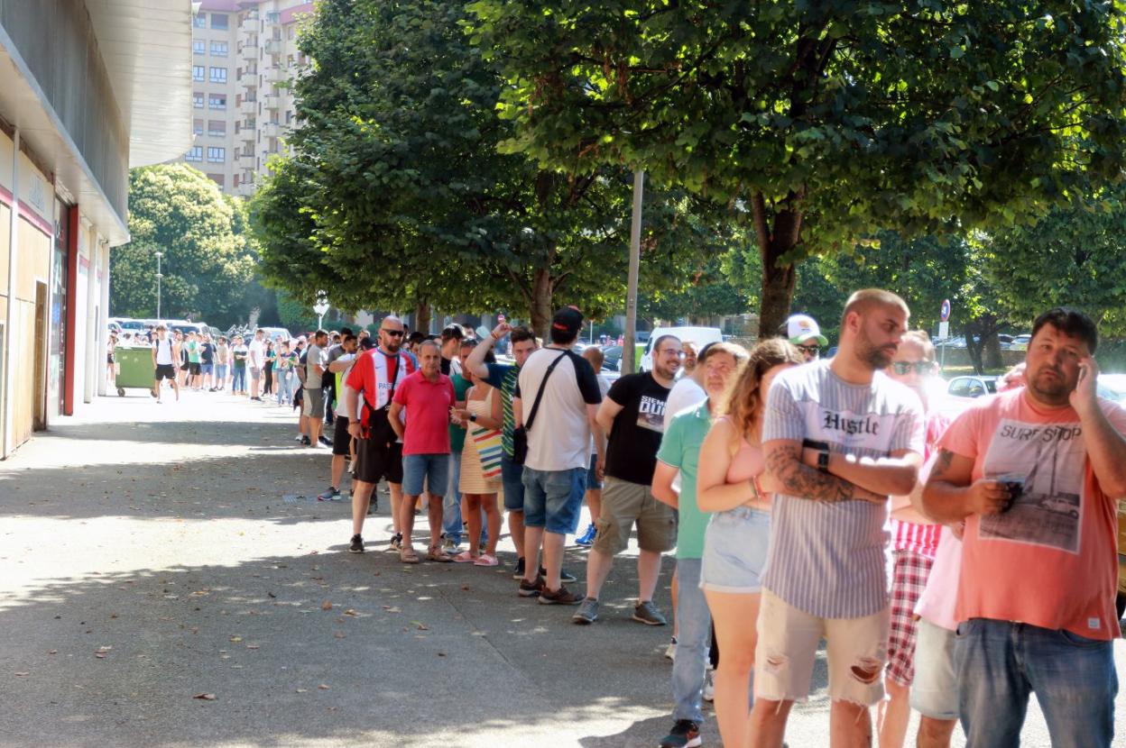Decenas de aficionados hacen cola ante las taquillas de El Molinón para adquirir las entradas para el partido contra el Mirandés.