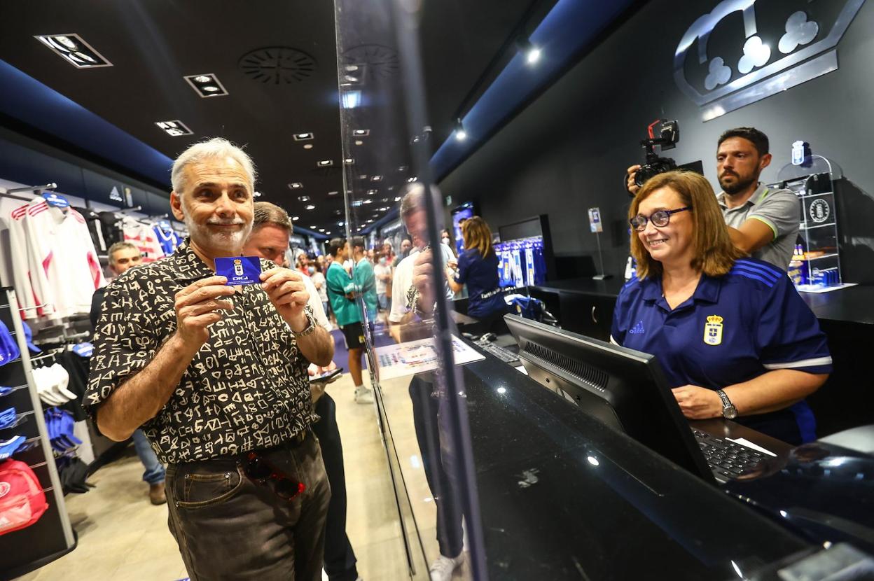 Jesús Martínez enseña su abono tras recibirlo en la tienda del club.
