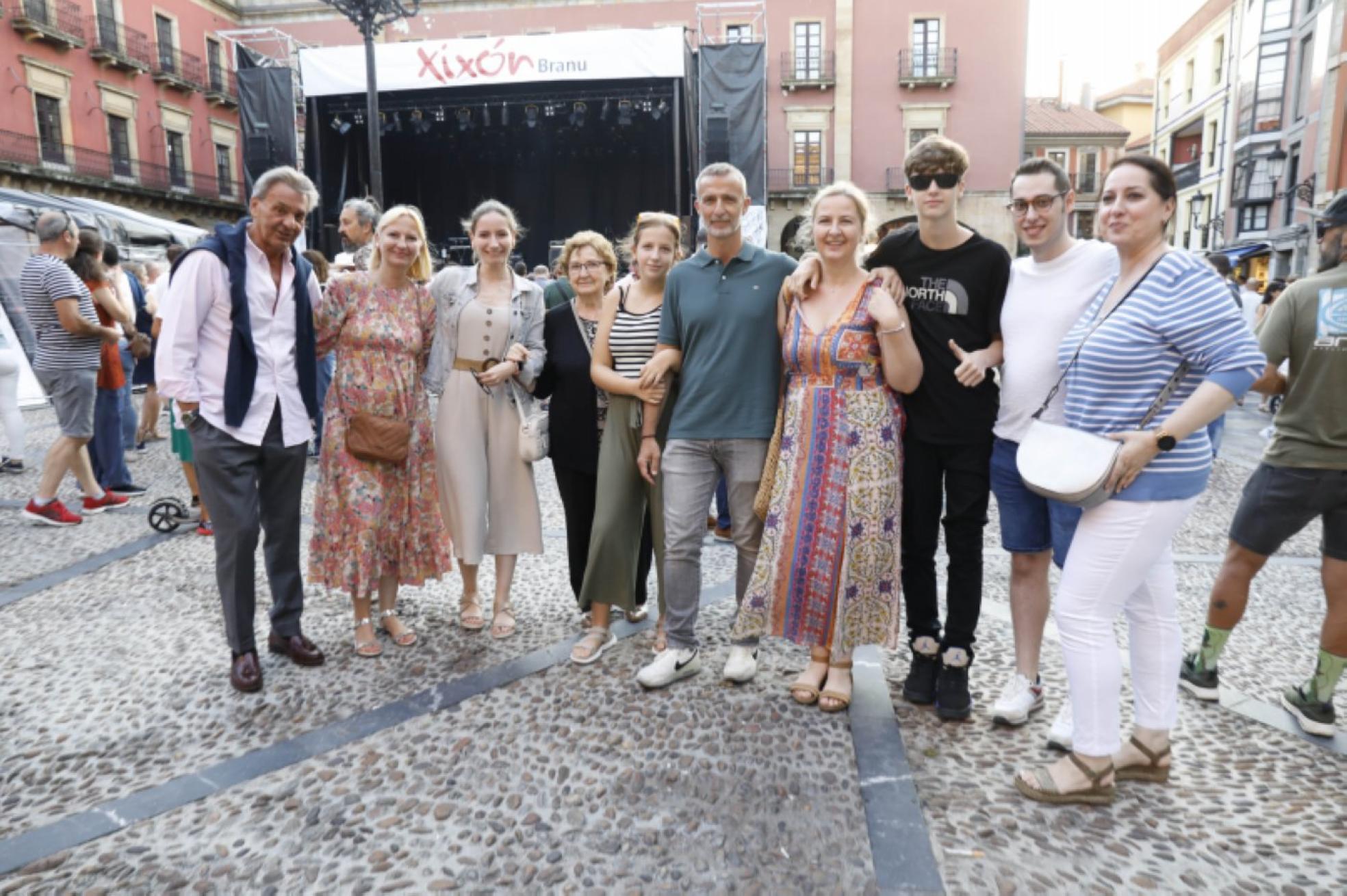 El madrileño Ismael González, en el centro, y su familia. 