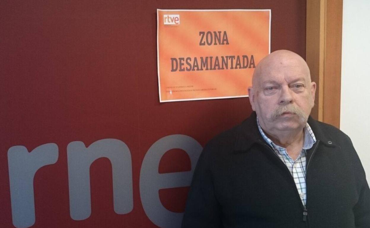 José María Íñigo, en una imagen de archivo, ante un estudio de Radio Nacional de España en Prado del Rey en el que se anuncia que se ha retirado el amianto.