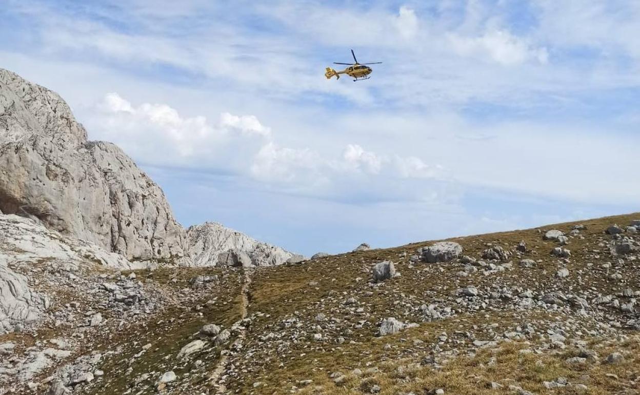 Un helicóptero de los Bomberos de Asturias, durante la intervención. 