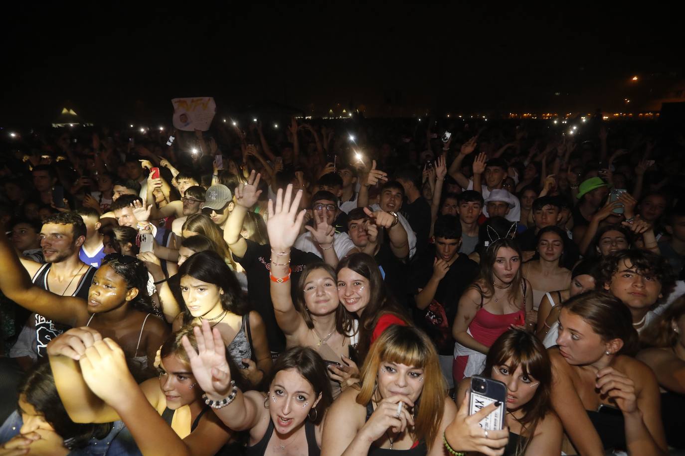 Fotos: Poniente se convierte en una macrodiscoteca