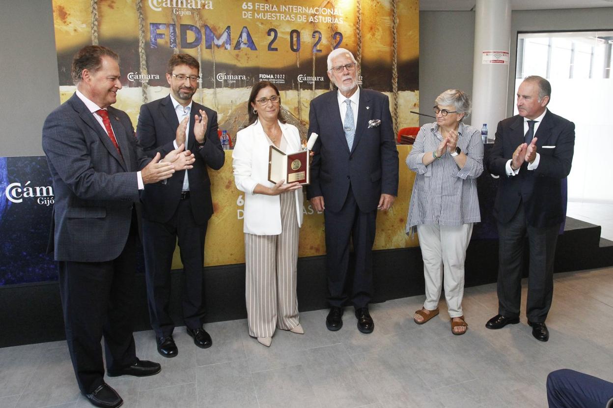 Teresa Fernández recibe el premio de Luis Rubio, rodeados de Félix Baragaño, Enrique Fernández, Ana González y Pablo Junceda. 