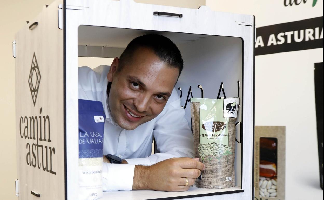 El responsable comercial de Camín Astur, Luis Miguel Rodríguez, con una selección de productos. 