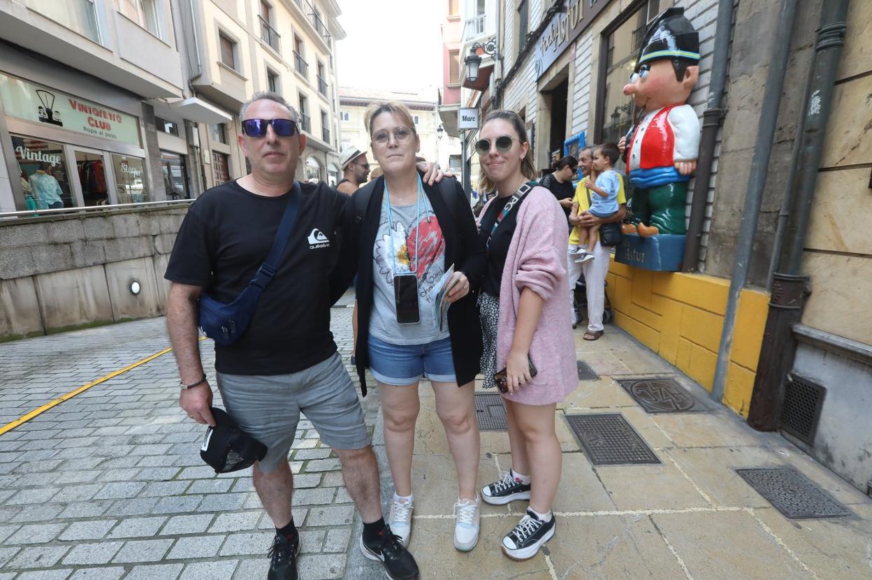 Felipe Montero y Yolanda Sánchez con su hija, a la puerta de una tienda de souvenirs en la calle Ruiz Gómez. 