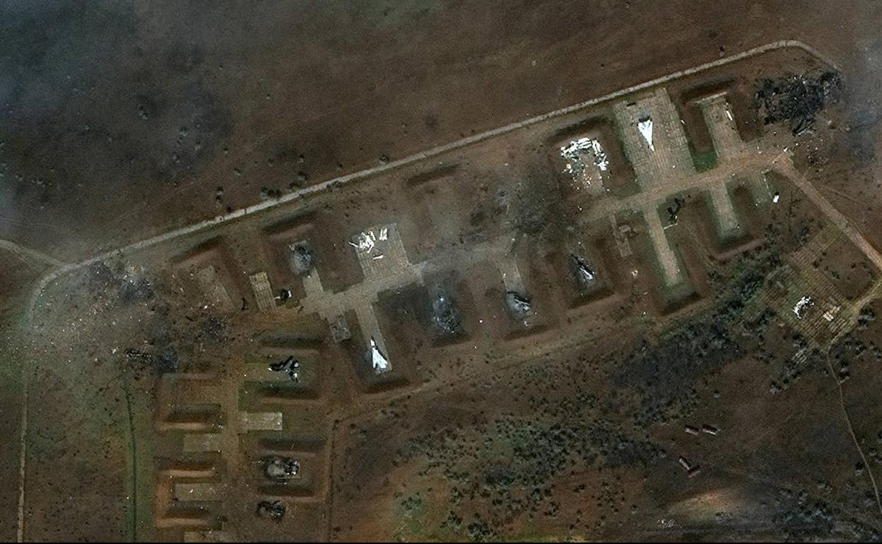 Imagen de satélite de la base aérea de Saki, en Crimea, tras el ataque. 