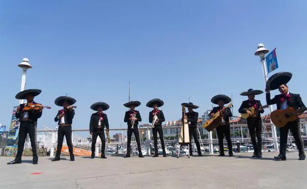 Los mariachis animan la Semana Grande de Gijón.