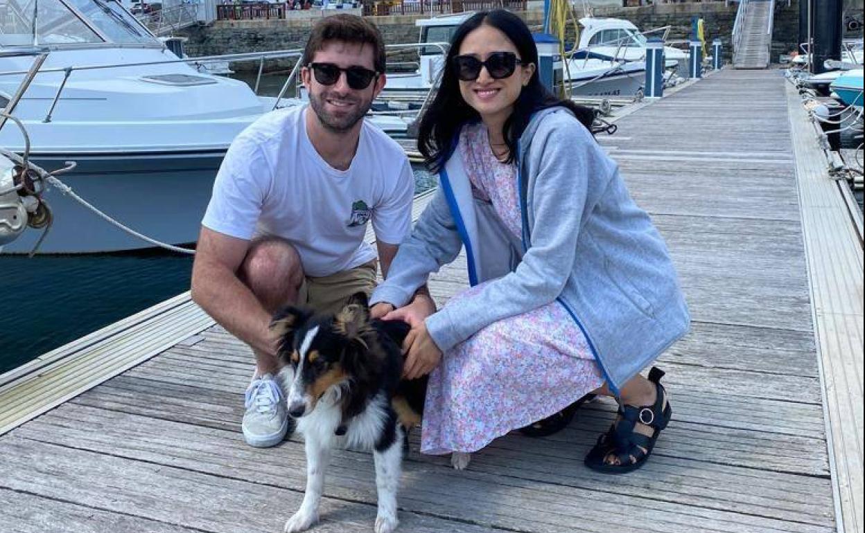 Jorge y Cristina con Roger, un pastor de Shetland de casi seis meses. 