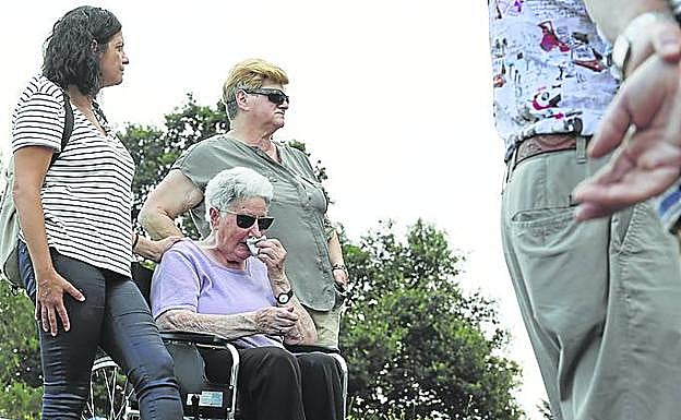 Imagen principal - Tristeza, una mujer, emocionada, con otros familiares; investigación, una de las voluntarias; yrestos, uno de los cuerpos encontrados.