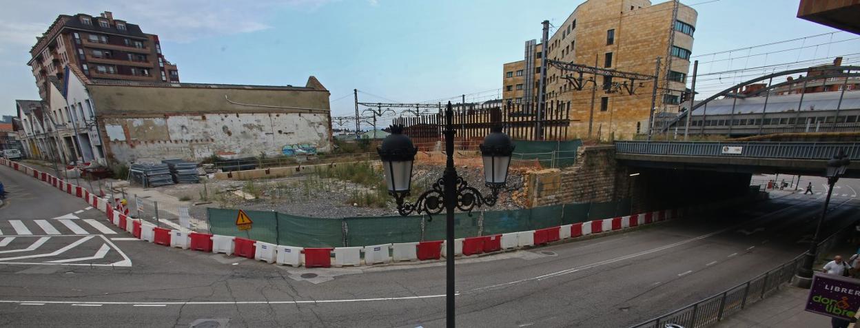 Una vista del paso bajo el puente de Nicolás Sorias, cuyas obras llevan paralizadas desde hace más de un año por desencuentros con la empresa contratista y que se reanudarán a lo largo de la próxima semana. 