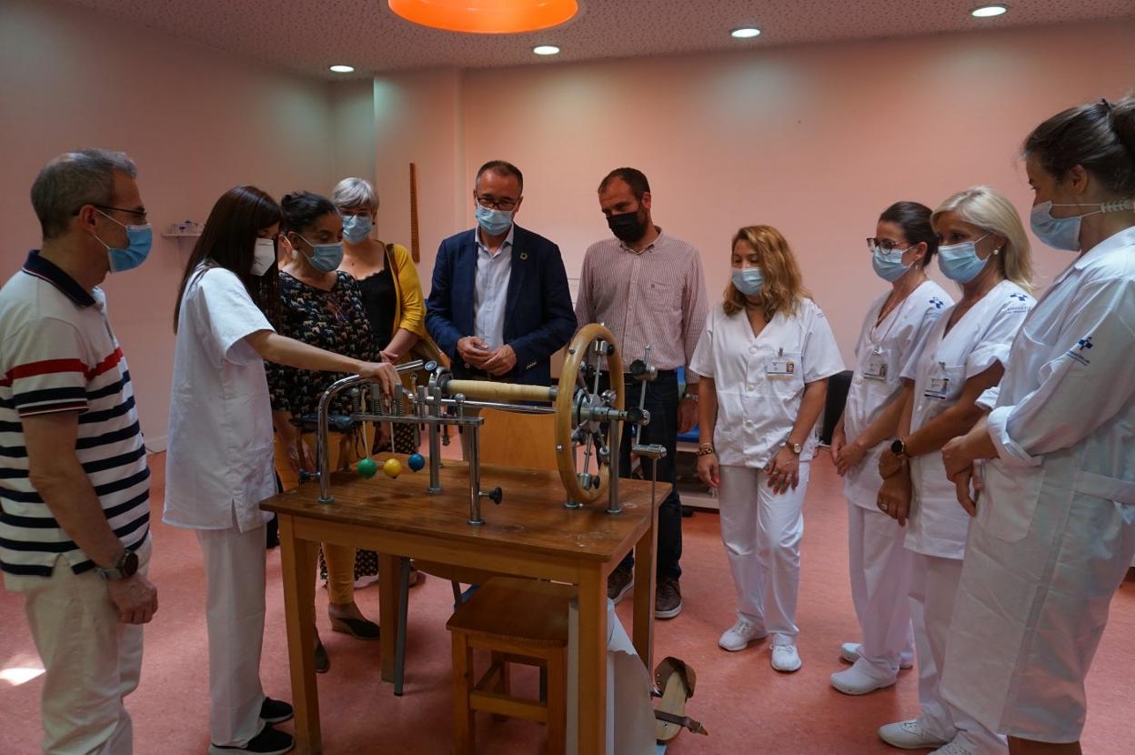 El centro de salud de Infiesto -que ayer visitó el consejero de Salud, Pablo Fernández- se ha equipado con material para la rehabilitación. 