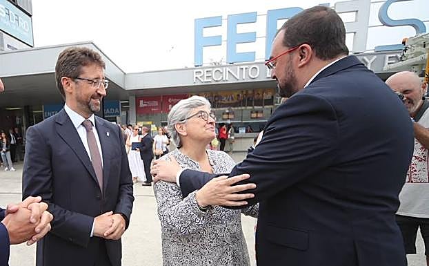 El presidente del Principado, Adrián Barbón, saluda a la alcaldesa de Gijón, Ana González, en su llegada a la Fidma.