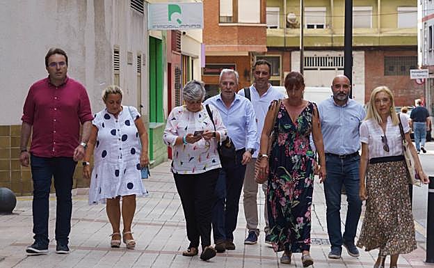 La alcaldesa rodeada de parte de su equipo de concejales a la llegada a la agrupación socialista gijonesa. En la imagen, Manuel Vallina, Carmen Saras, Luis Fernández, Olmo Ron, Ana González, Loli Patón, Santos Tejón y Salomé García. 