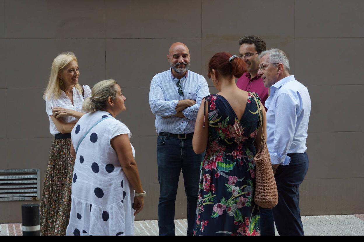 Concejales afines a Ana González, a las puertas de la Casa del Pueblo este jueves.