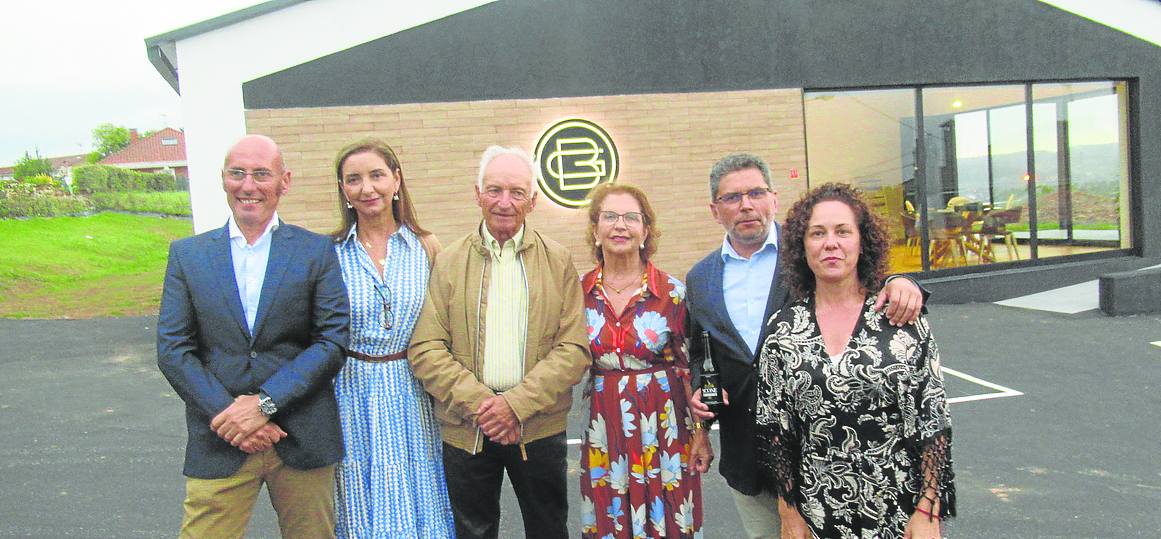 Elías Huerta, Ana Migoya, los padres Ramón y María del Carmen, Toño Migoya y Sandra Chimeno ante la fachada del alojamiento Balcón de Gijón, en Porceyo, por ellos levantado en una antigua cuadra.