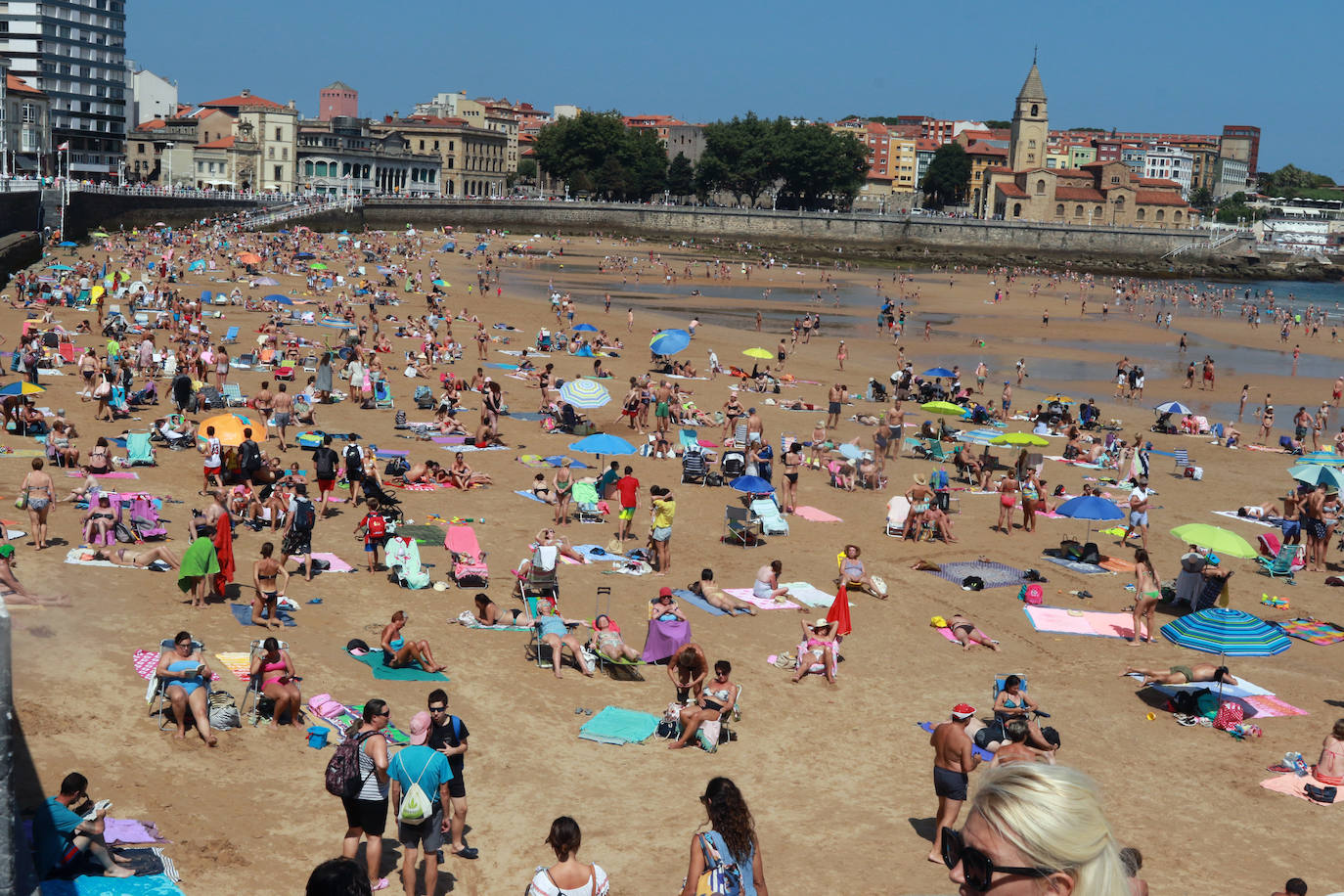 Fotos: El turismo y el buen tiempo llenan las localidades asturianas