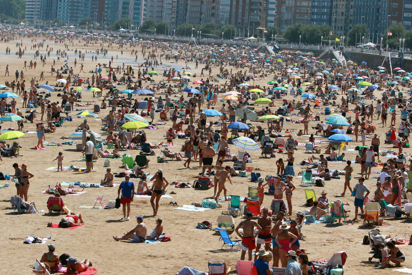 Fotos: El turismo y el buen tiempo llenan las localidades asturianas