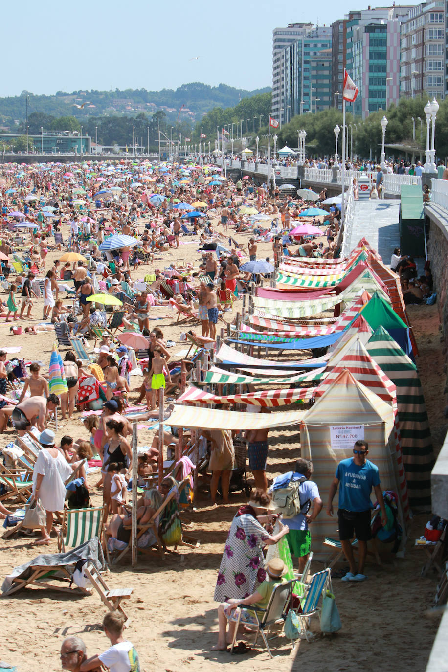 Fotos: El turismo y el buen tiempo llenan las localidades asturianas