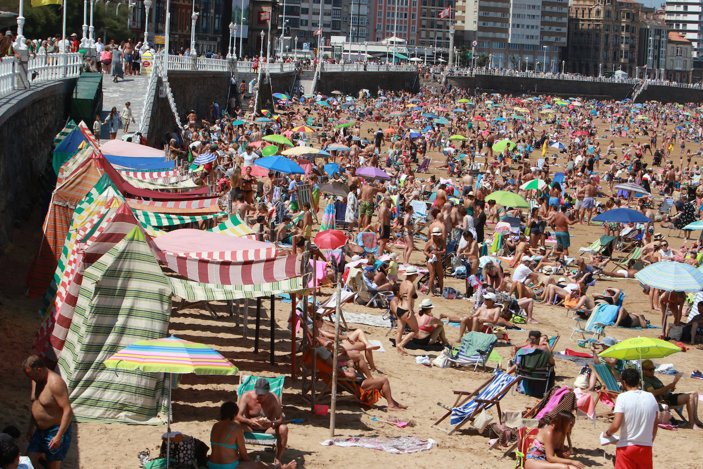 Fotos: El turismo y el buen tiempo llenan las localidades asturianas