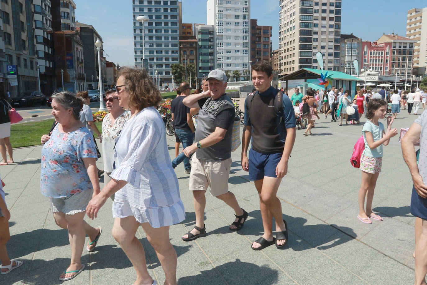 Fotos: El turismo y el buen tiempo llenan las localidades asturianas