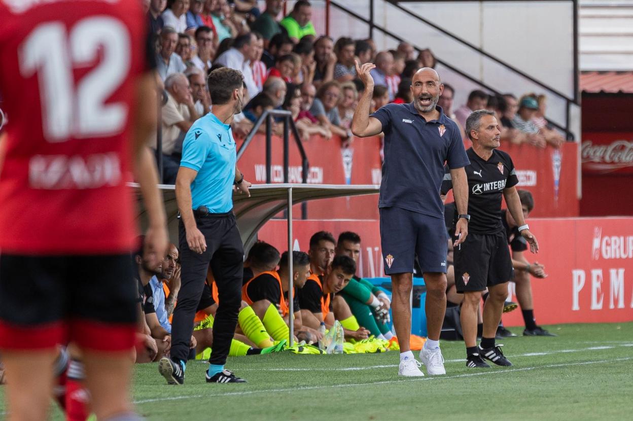 Abelardo siguió el partido desde la banda con intensidad. 