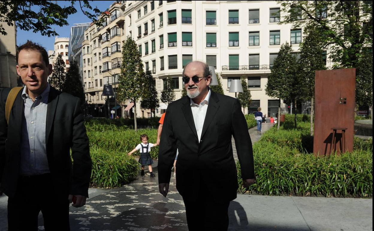 Salman Rushdie pasea por las calles de Bilbao durante una visita a la ciudad en 2007.