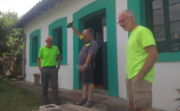 Domingo Ugarte echa un culín a los peregrinos alemanes Norbert Lenz y Peter Korestian.