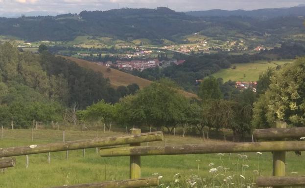 La villa de Grao desde la aldea, con el Aramo y el Monsacro al fondo.