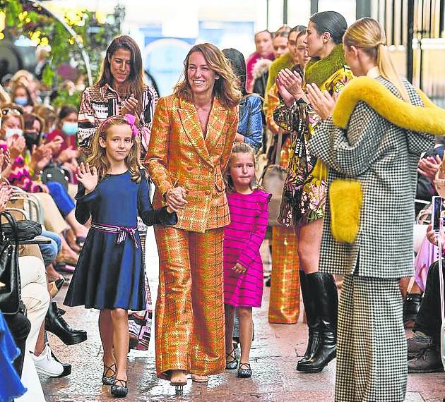 Junto a sus hijas en un desfile.