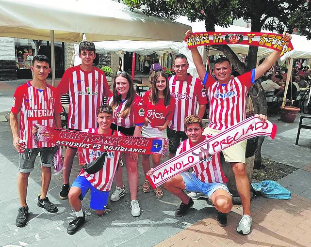 Un grupo de jóvenes seguidores rojiblancos de Gijón.