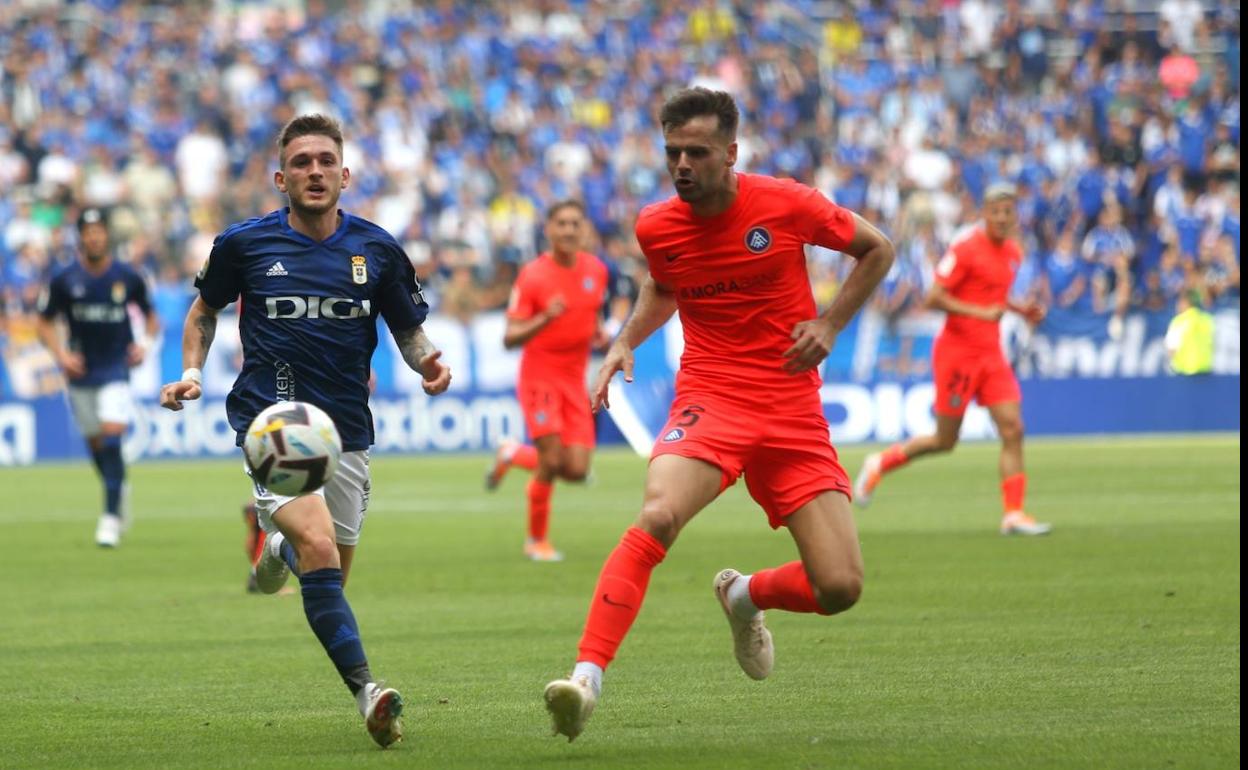 Un instante del partido en el Carlos Tartiere entre el Real Oviedo y el Andorra. 