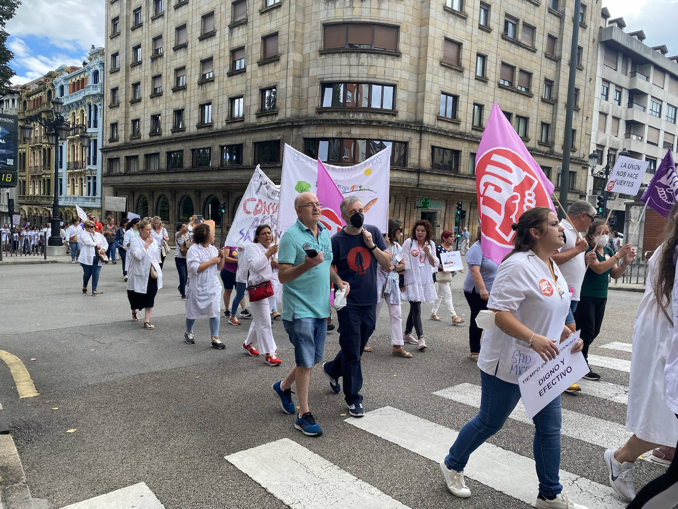 Fotos: La plantilla ayuda a domicilio toma las calles de Oviedo por un «convenio digno»