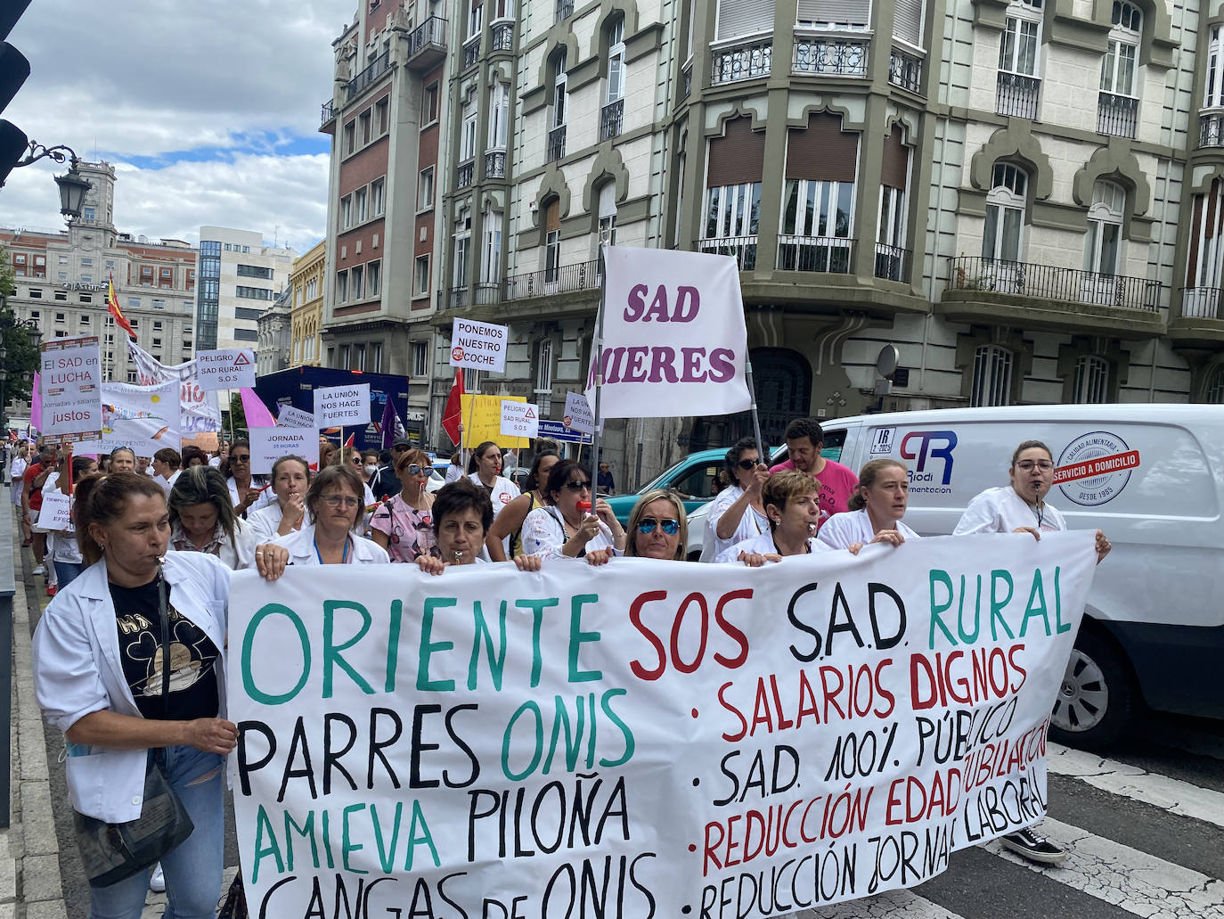 Fotos: La plantilla ayuda a domicilio toma las calles de Oviedo por un «convenio digno»