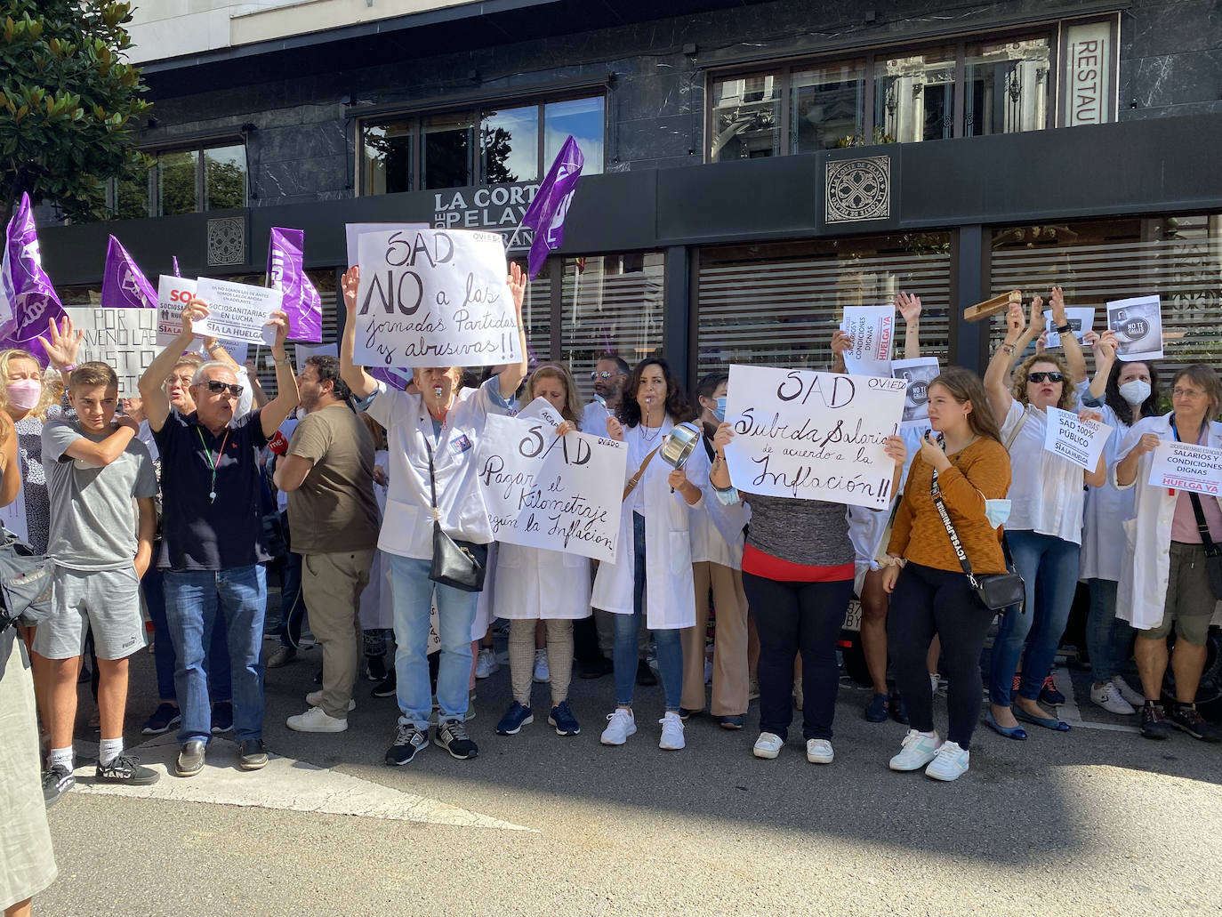 Fotos: La plantilla ayuda a domicilio toma las calles de Oviedo por un «convenio digno»